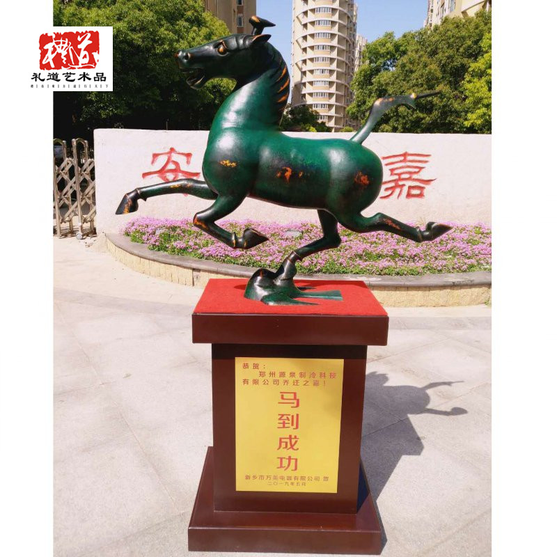鄭州大型仿古做舊馬踏飛燕落地擺件銅奔馬工藝品